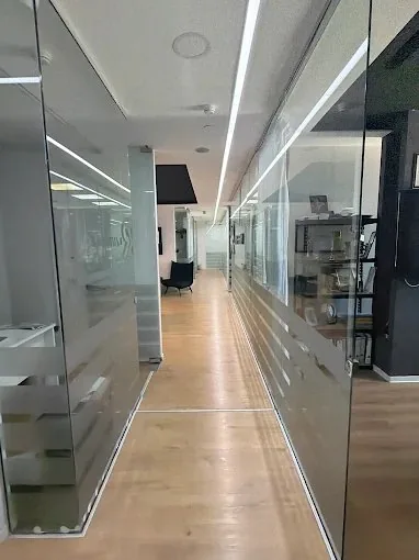 עו״ד ירון בוכובזה במשרד — הכנה לדיון בבית המשפט
